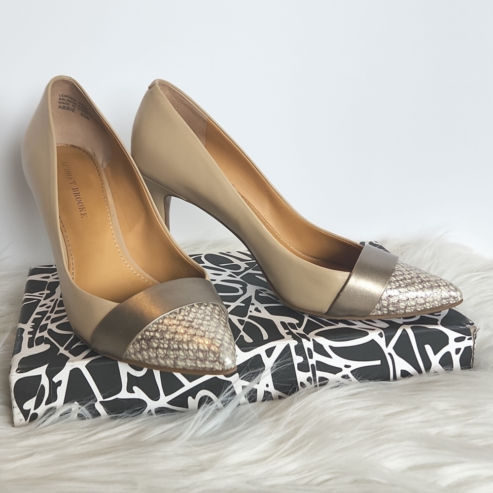 Nude leather pumps